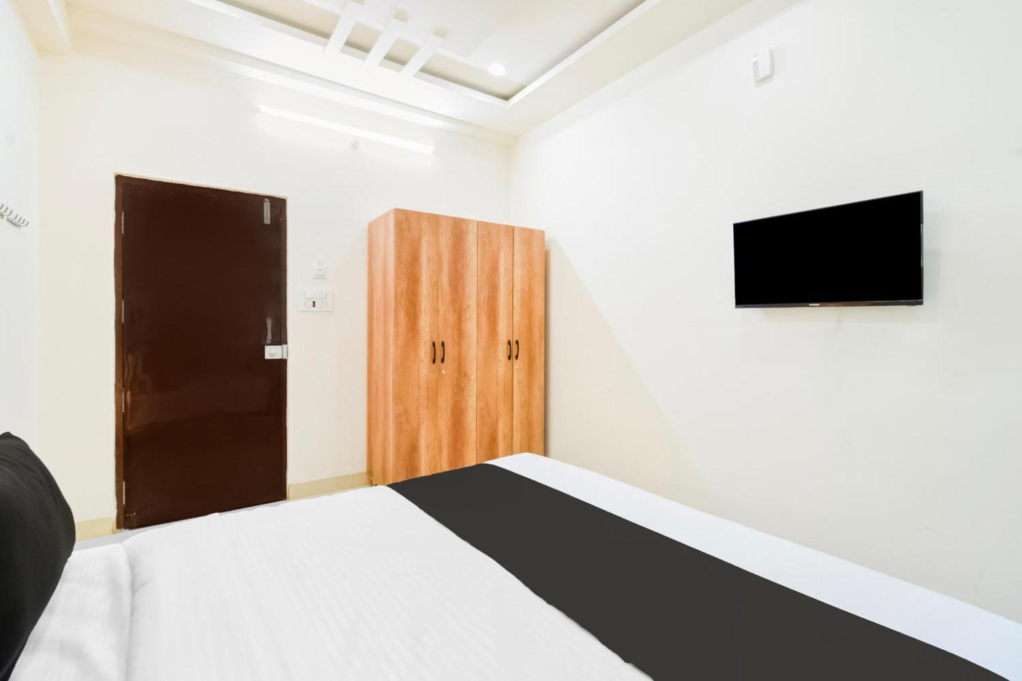 Super Townhouse Kokapet Formerly Aarian Tej Nilayam Gundipet Exterior photo