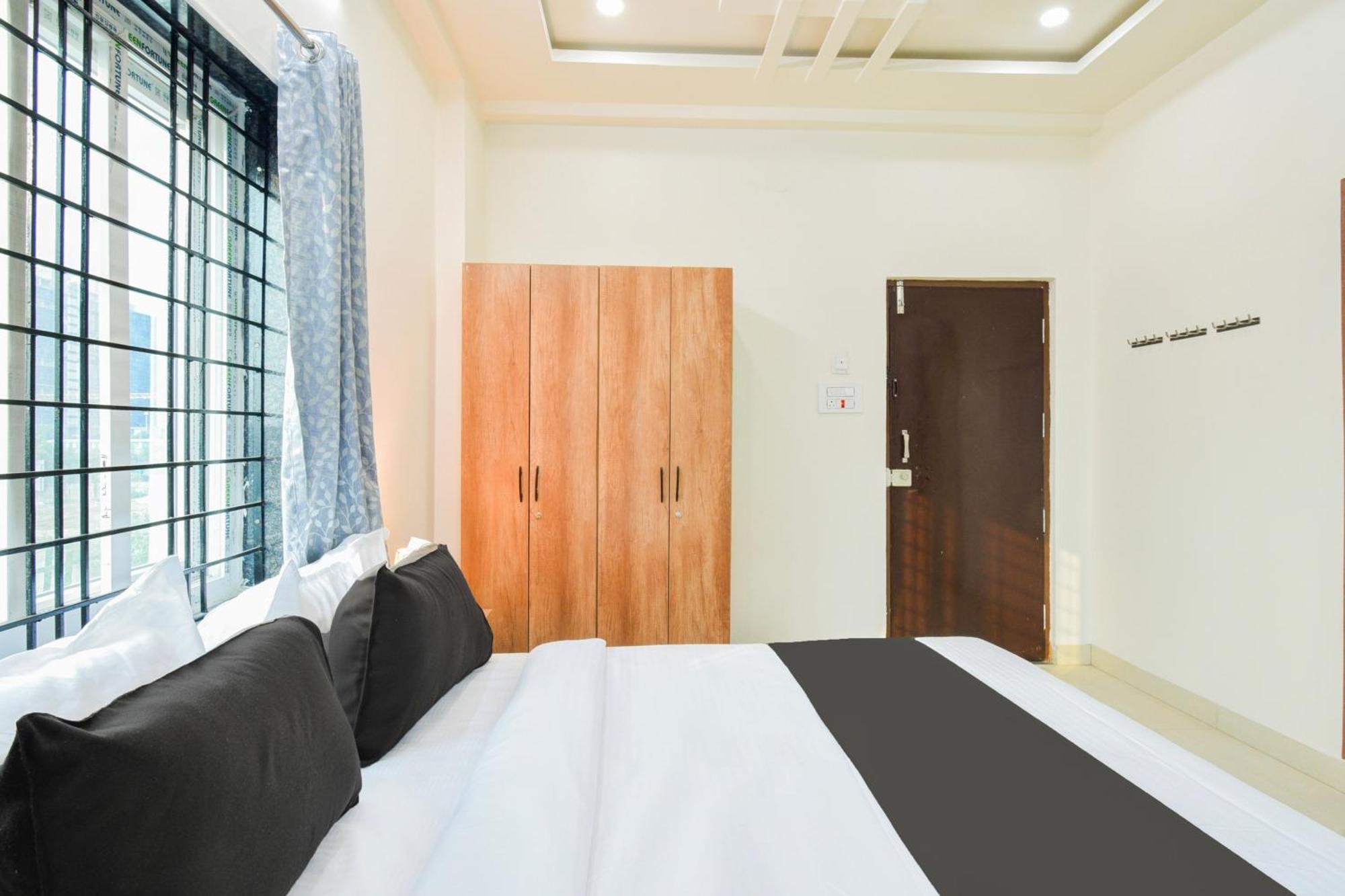 Super Townhouse Kokapet Formerly Aarian Tej Nilayam Gundipet Exterior photo