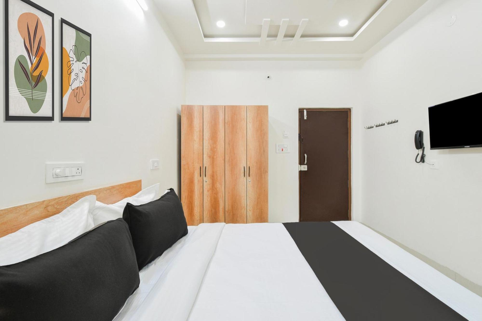 Super Townhouse Kokapet Formerly Aarian Tej Nilayam Gundipet Exterior photo