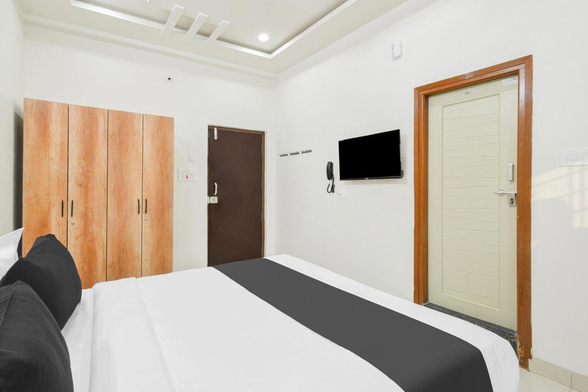 Super Townhouse Kokapet Formerly Aarian Tej Nilayam Gundipet Exterior photo